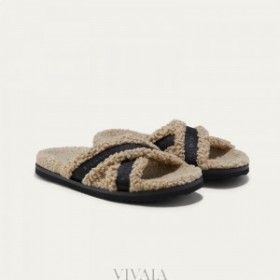  Pantofole con cinturino incrociato peloso VIVAIA (Hannah) Mules Latte